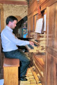 Uriel VALADEAU pour au clavier de l'orgue de Belvès