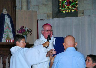Monseigneur remet le lectionnaire au lecteur