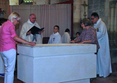 La nappe est mise en place sur l'autel