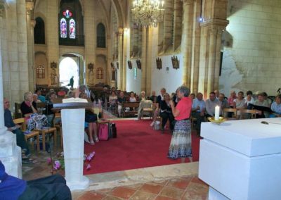 Les pèlerins du jour se préparent pour la messe