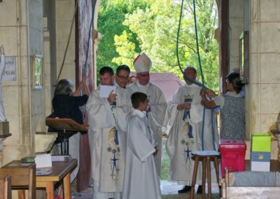 Les jeunes sonnent les cloches pour annoncer la messe