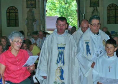Dans la procession d'entrée le père Xavier JAHAN jésuite