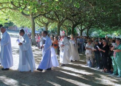 Les célébrants suivis des 2 évêques