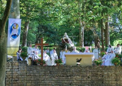Le clergé et les servants de messe autour de l'autel