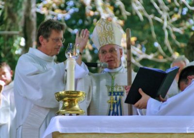Mgr André MARCEAU évêque de Nice béni les pèlerin