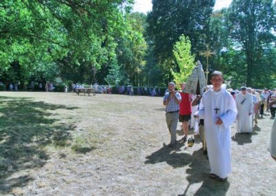 La procession sur la colline sous un soleil de plomb