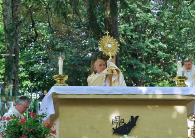 Après un temps d'adoration, la bénédiction du Saint Sacrement