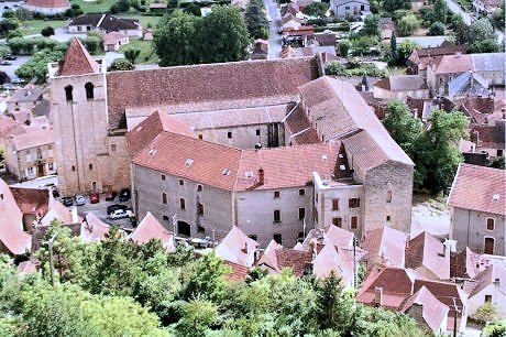 Abbaye de St-Cyprien dans sa ville