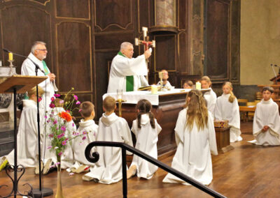 Pèlerins et enfant de chœur